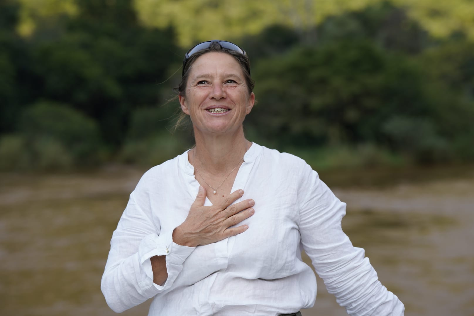 Susanne Busch am Fluss in der Natur – Archetypen-Coaching Safari Wild & Feminine